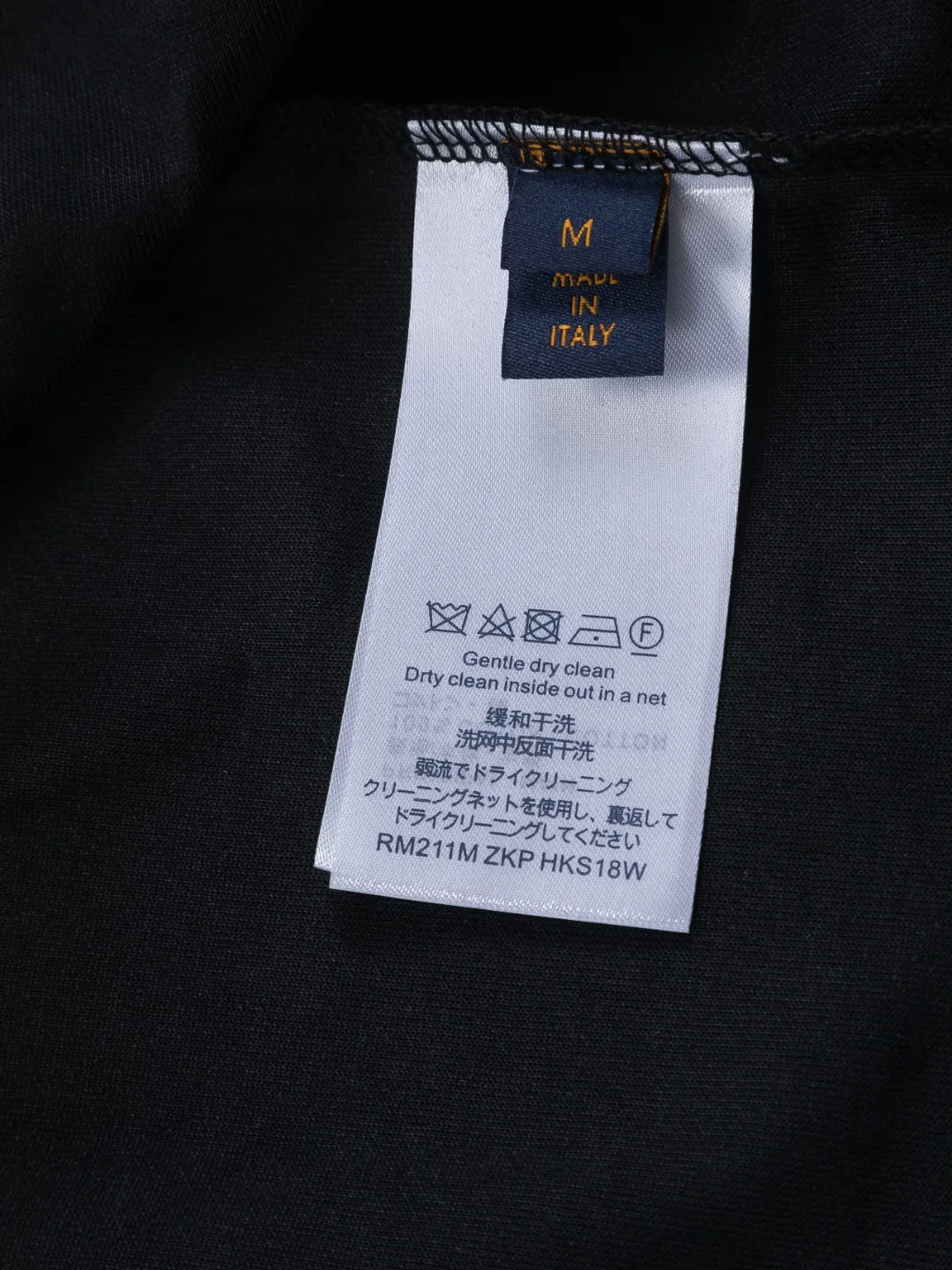 🅿️210 Louis Vuitton 1V LV micro-wide version S-XL LV 26ss new product counters are on the shelves at the same time. Multiple craftsmanship, composite fabrics, all-over cutting🔥Fire flower clouds☁️letter logo🪡 embroidery, round neck short-sleeved T-shirt, same style for men and women! Consigned to one-to-one creation. Synchronized with the official website, pure cotton fabrics at the counter! It is close to the skin and comfortable, durable and easy to wear. It has a classic and simple logo design and meticulous original craftsmanship. Short-sleeves, a must-have item for men, do not appear to be the same for the general public, but must be unique and eye-catching. This LV short-sleeve is all about quality, comfort, the same shape and fashion as always, including fabrics and cutting techniques. All of them have been made with great effort! 320 grams of washed pure cotton fabric, pure cotton is breathable, very refreshing and comfortable for daily wear. The rib knitting on the neckline is smooth and tight, and the neckline will not be skewed if you toss it at will. The loose version, you will find that it looks really good on the upper body. The overall is minimalist and neat, super versatile for daily use! Pair it casually with a pair of pants for a youthful look. A T-shirt will make your outfit crazy. It is a fashionable item that can never go wrong! Color: Black White Gray Purple Size: S-XL Size chart: S: Shoulder width 50-Bust 56-Length 70 M: Shoulder width 52-Bust 57-Length 72 L: Shoulder width 54-Bust 59-Length 74 XL: Shoulder width 56-Bust 62-Length 76